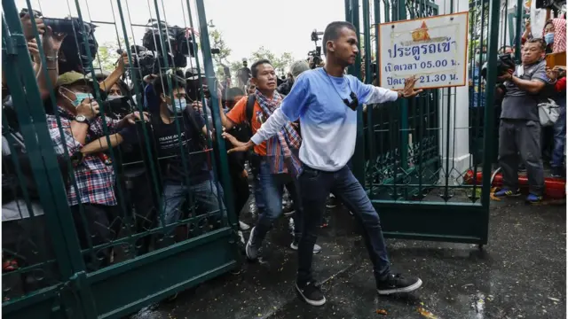 ภาณุพงศ์ จาดนอก เดินเข้าไปใน มธ.