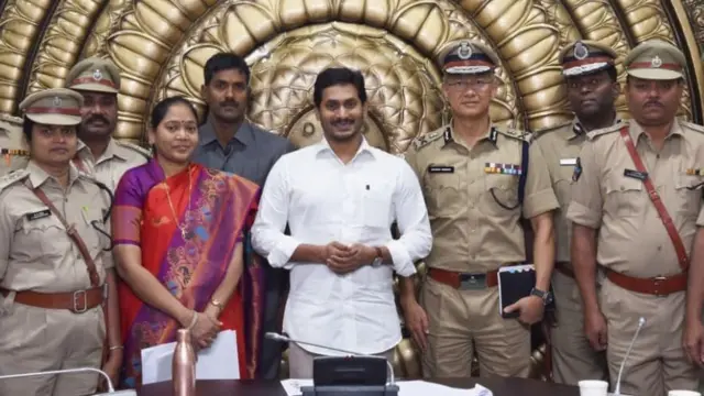 సీఎం జగన్‌తో ఏపీ పోలీసు అధికారులు