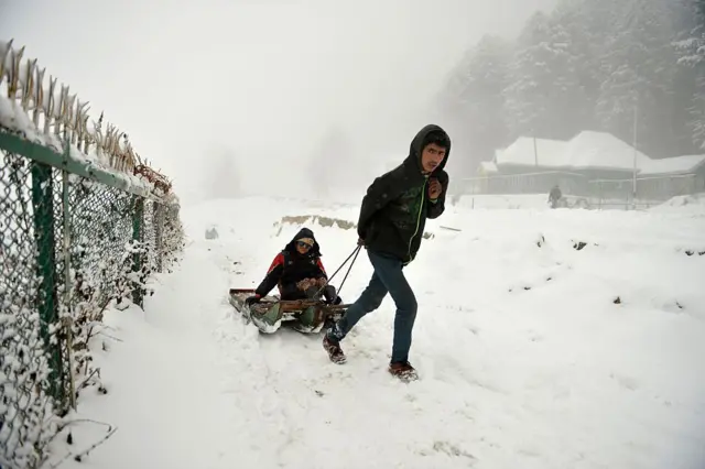 காஷ்மீர் மற்றும் சிம்லாவில் கடும் பனிப்பொழிவு (புகைப்படத் தொகுப்பு)
