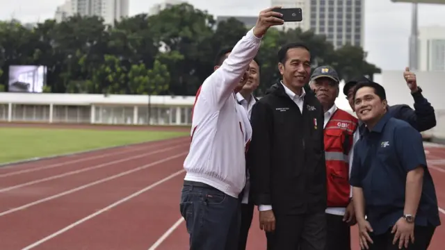 Presiden Joko Widodo (tengah) berswafoto bersama Mensesneg Pratikno (kedua kanan), Kepala Bekraf Triawan Munaf (kedua kiri), Ketua Inasgoc Erick Thohir (kanan), Menteri Pemuda dan Olahraga Imam Nahrawi (kiri) dan Menteri PUPR Basuki Hadimuljono di sela-sela meninjau Stadion Madya di Kompleks SUGBK Senayan, Jakarta, Senin (25/6).