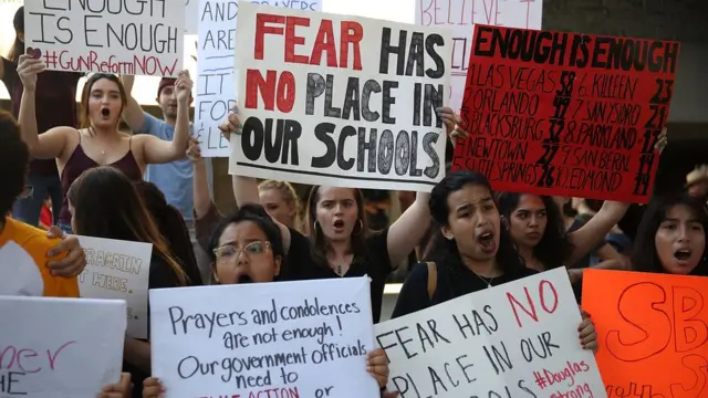 Manifestantes en contra de las armas