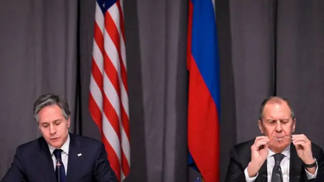 အမေရိကန် နိုင်ငံခြားရေး ဝန်ကြီး (ဘယ်)နဲ့ ရုရှား နိုင်ငံခြားရေးဝန်ကြီး (ညာ) တို့ ၂၀၂၁ ဒီဇင်ဘာမှာ တွေ့ဆုံခဲ့ကြစဥ်