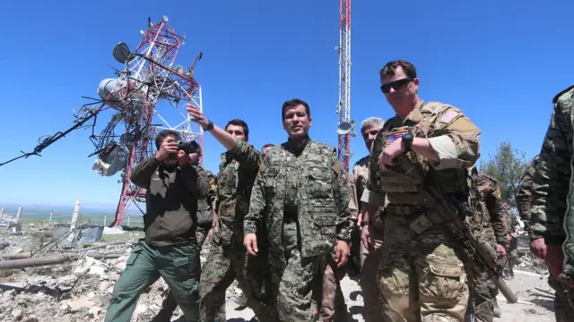 Türkiyənin hava əməliyyatları zamanı ziyan vurulan YPG binaları ABŞ hərbçiləri tərəfindən araşdırılmışdı