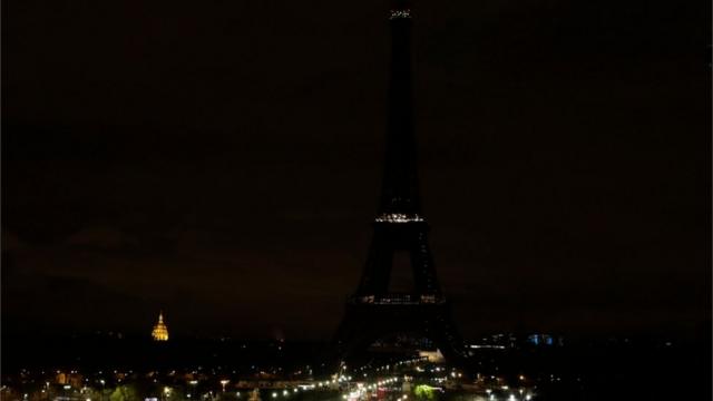 法国首都巴黎的埃菲尔铁塔周五熄灯，向遇难者表示哀悼。