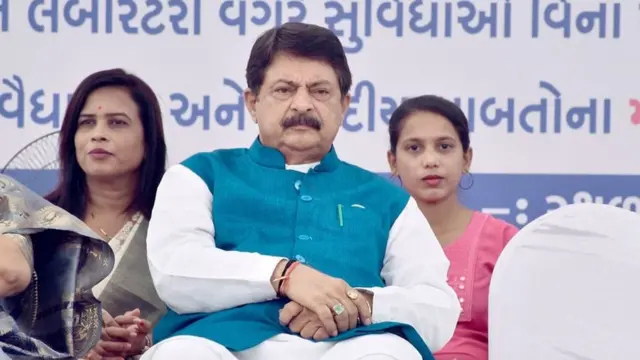ગુજરાતના મહેસૂલમંત્રીએ ફૂટપાથ પર ખાણીપીણીની લારીઓ પરની કાર્યવાહી વાજબી ગણાવી