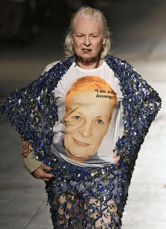 Westwood camina por la pasarela en la Semana de la Moda Masculina de Milán Primavera/Verano 2017 el 19 de junio de 2016 en Milán con una camiseta reivindicando a Julian Assange.
