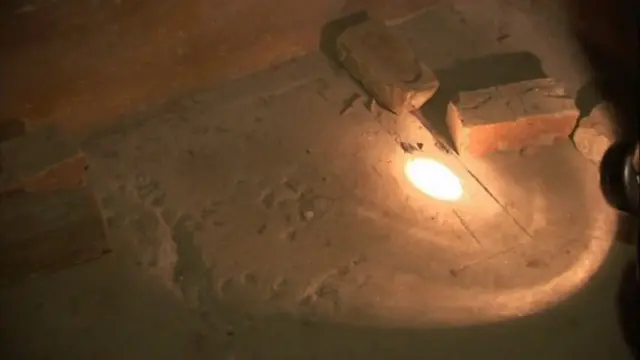 Antorchas alumbrando el túnel de escape.