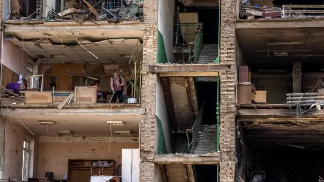 Последствия удара по одному из пригородов Киева в ночь на пятницу