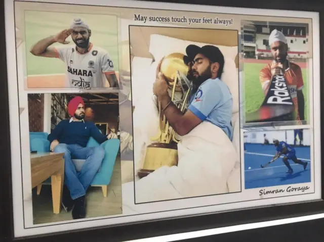 ਹਾਕੀ ਖਿਡਾਰੀ ਸਿਮਰਨਜੀਤ ਸਿੰਘ ਦੇ ਘਰ ਲੱਗੀਆਂ ਉਨ੍ਹਾਂ ਦੀਆਂ ਵੱਖੋ-ਵੱਕ ਤਸਵੀਰਾਂ