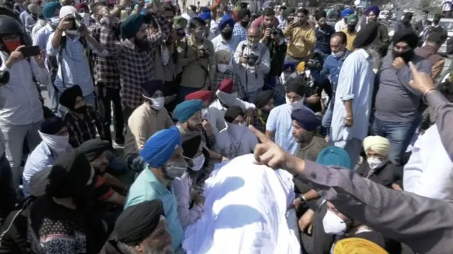 சுபீந்தர் கௌர் இறுதி ஊர்வலத்தின்போது நடந்த போராட்டம்