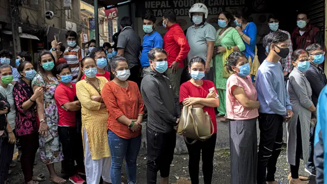 खोप लगाउन लामबद्ध