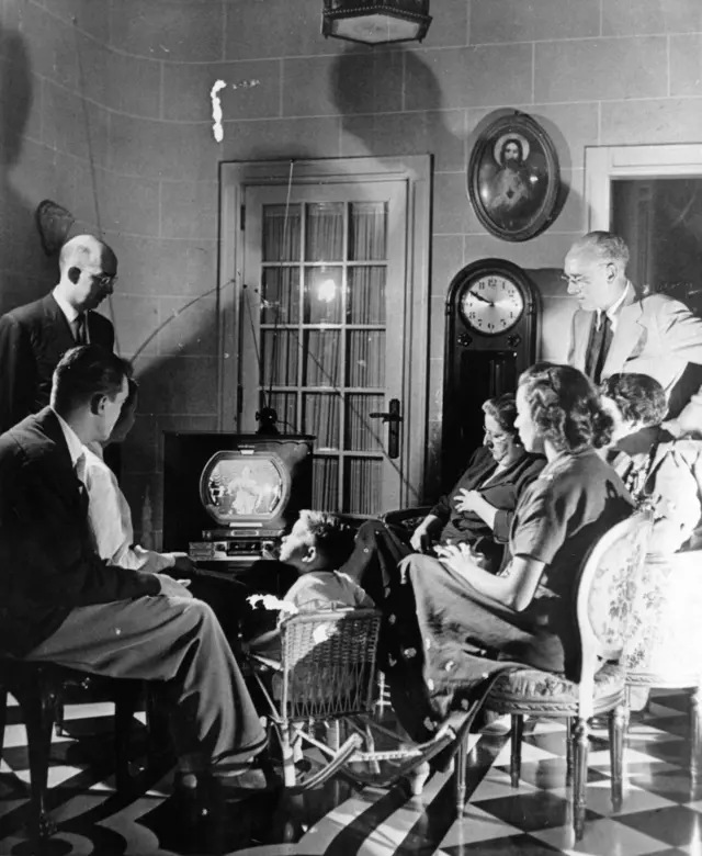 Elmo Francfort revela que a história que alguns pioneiros contam de que não havia aparelhos de televisão em São Paulo para transmitir a inauguração da Tupi não passa de lenda urbana. "As famílias mais ricas tinham trazido seus aparelhos do exterior", explica