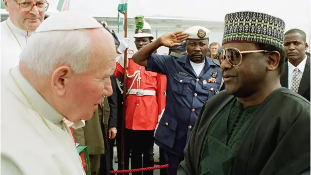 Sani Abacha n ki Poopu ijọ aguda kaabọ silu Abuja