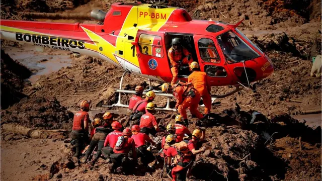 Bombeiros fazendo resgate1xbet 85Brumadinho