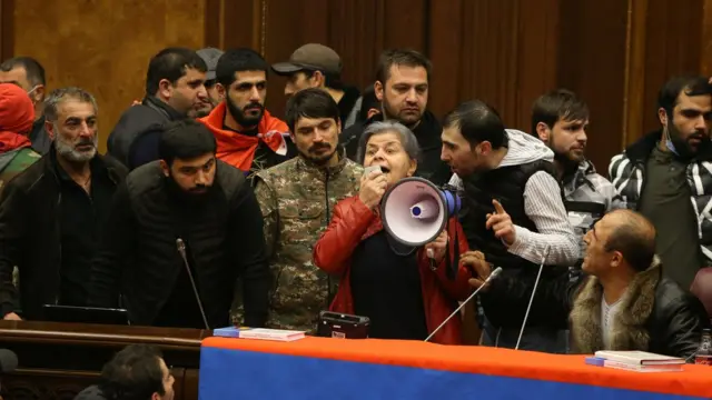 Демонстранты в здании парламента