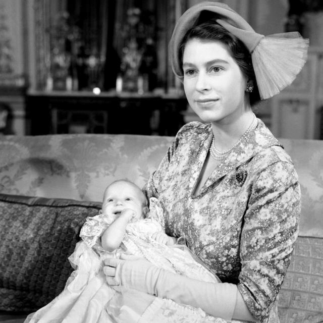 A princesa Elizabeth com sua filha bebê, a princesa Anne, após o batizado no Palácio de Buckingham