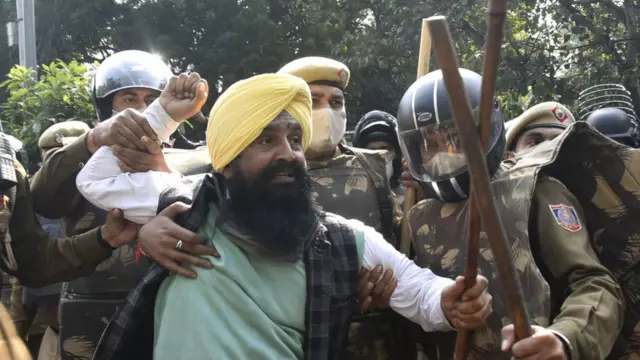 Индийская полиция пытается помешать фермерам добраться до столицы