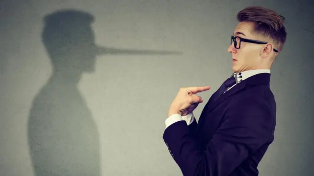 Hombre con nariz de Pinocho