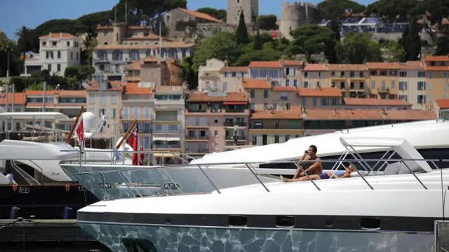 رجل وزوجته على متن يخت خاص