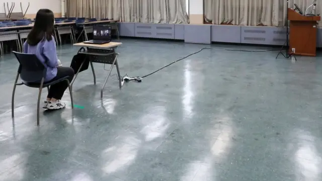 22일 서울 한국외국어대학교에서 고3 수험생이 비대면 화상면접을 치르고 있다