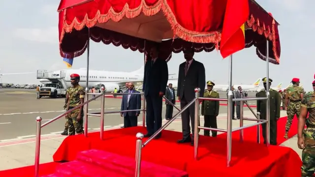 Afewerki oo salaan ka qaadanaya ciidanka Itoobiya