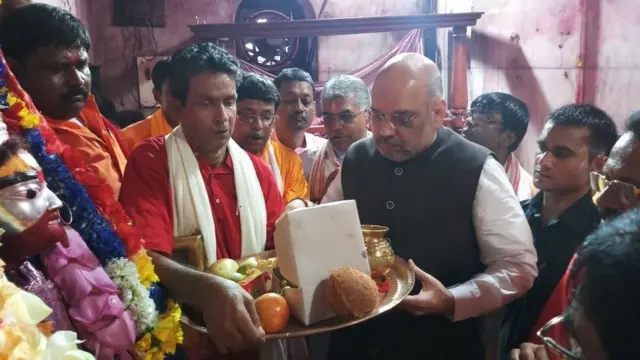 એક મંદિરમાં પૂજા કરી રહેલા અમિત શાહ