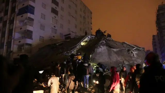 أشخاص يبحثون بين الأنقاض عن ضحايا ومصابين في مدينة ديار بكر التركية، 6 فبراير 2023