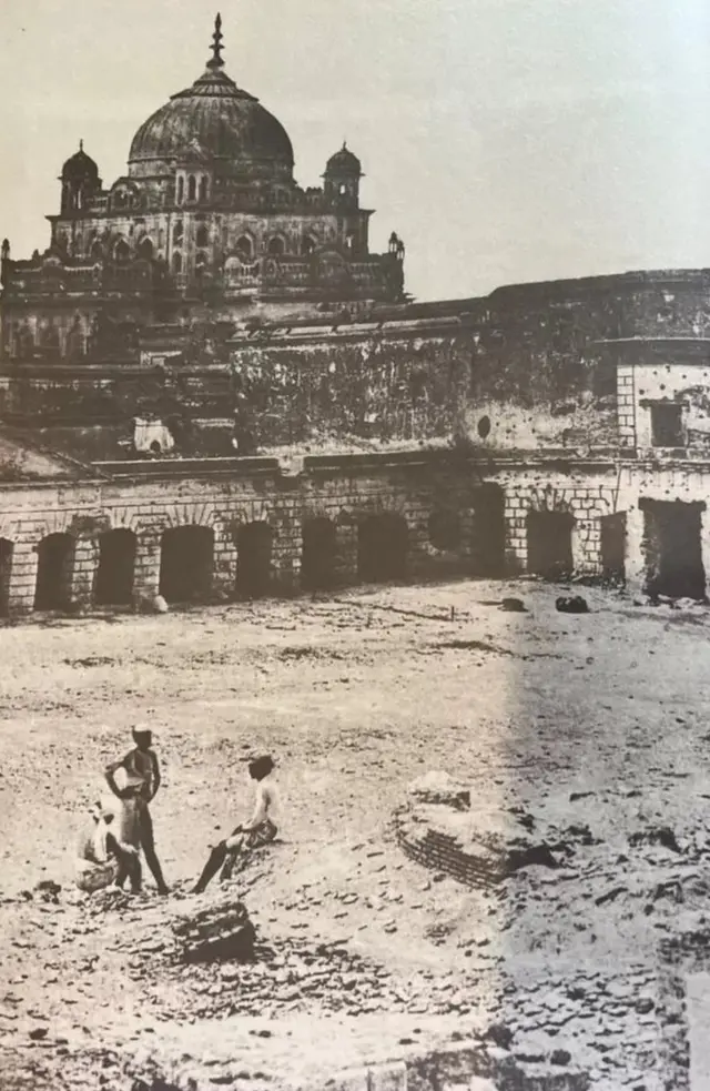 અચાનક એવા સમાચાર આવ્યા કે નેપાળના જંગબહાદુર રાણાના ખતરનાક ગોરખા સૈનિકો અંગ્રેજોની મદદ કરવા લખનૌ આવી રહ્યા છે