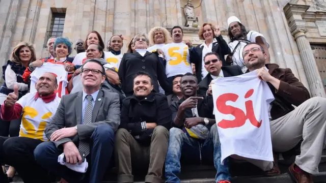 Personalidades del mundo del arte, la cultura y el deporte colombiano haciendo campaña a favor del sí.