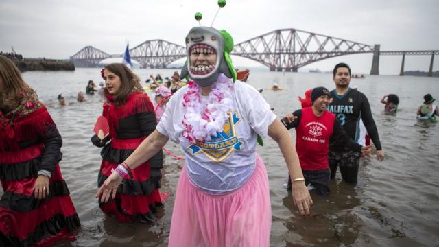 Loony Dookers chill out for New Year - BBC News