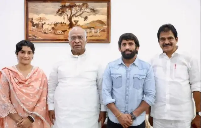 बजरंग पुनिया और विनेश फोगाट कांग्रेस अध्यक्ष मल्लिकार्जुन खड़गे