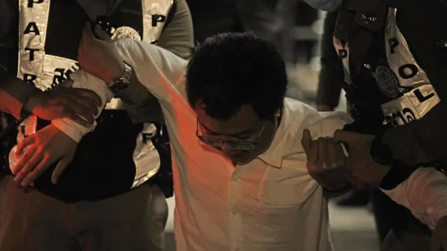 อานนท์ นําภา ทนายความเพื่อสิทธิมนุษยชน ถูกตำรวจลากตัวไปที่ศาลในกรุงเทพมหานคร ประเทศไทย เมื่อวันที่ 7 ส.ค. 2020 