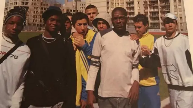 ترائوره، سومین نفر از چپ که چهره‌اش کاملا مشخص نیست، همراه با دوستانش در زمین فوتبال