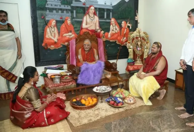 శ్రీశారదా పీఠం, స్వరూపానందేంద్ర స్వామి, వైఎస్ జగన్మోహన్ రెడ్డి, కేసీఆర్, చంద్రబాబు నాయుడు, టీడీపీ ప్రభుత్వం, వైసీపీ ప్రభుత్వం, విశాఖపట్నం, వైజాగ్, తిరుమల, టీటీడీ