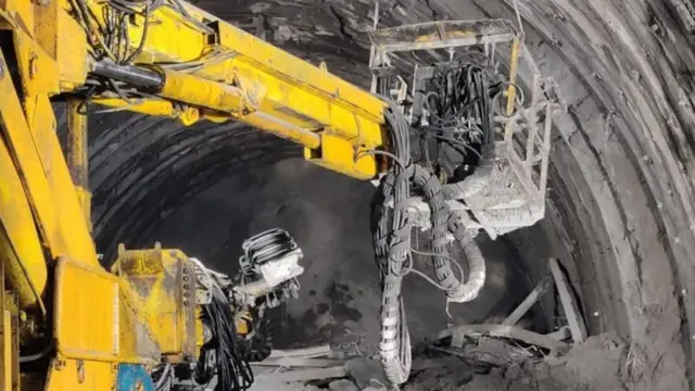 नागढुङ्गास्थित मूल सुरुङ छिचोल्ने काम वैशाखको पहिलो साता गरिएको छ