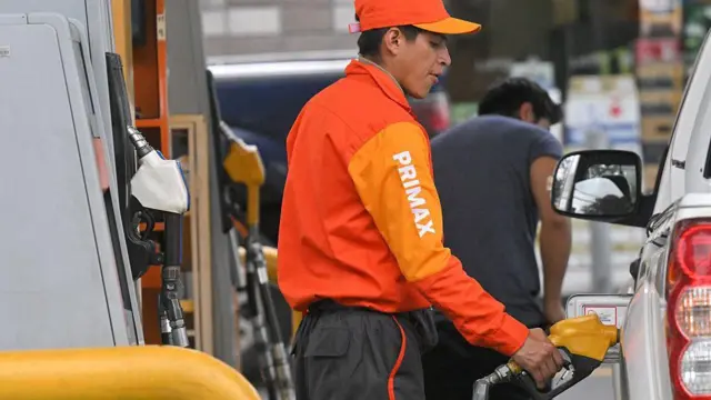 Empleado pone gasolina