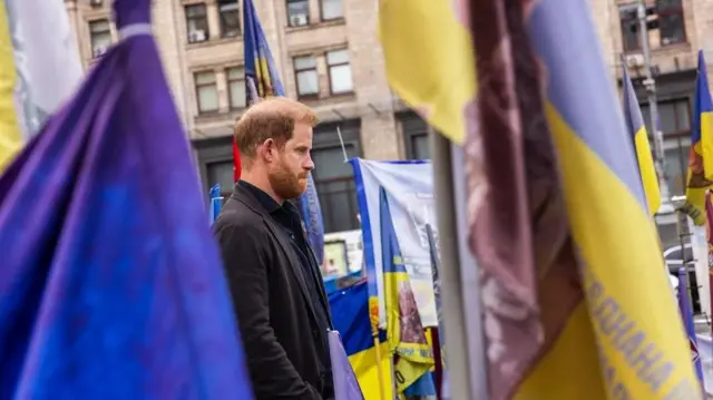 Принц Гаррі відвідав народний меморіал на Майдані Незалежності у Києві
