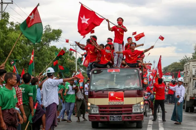 ၂၀၂၀ ရွေးကောက်ပွဲကာလ NLD ပါတီနဲ့ ကြံ့ခိုင်ရေးပါတီတို့ အပြိုင်မဲဆွယ်နေကြစဉ် 