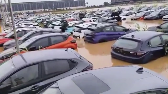 వరద నీటిలో మునిగిన కార్లు