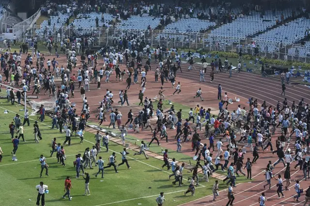 মেসি মাঠ ছাড়ার পরেই শয়ে শয়ে দর্শক মাঠে নেমে পড়েন শনিবার