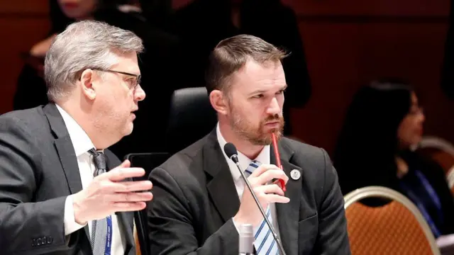 Image de Jamieson Greer s'entretenant avec un collègue