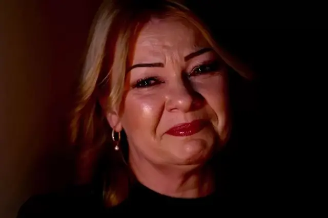 Natalia pleurant la perte de son mari.