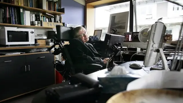 Penggunaan komputer personal oleh Stephen Hawking selama puluhan tahun menghasilkan banyak materi digital.