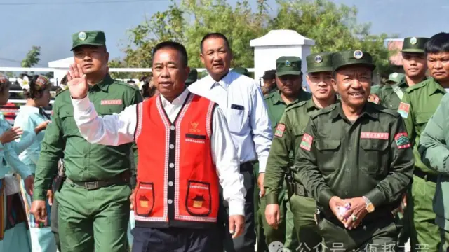 “ဝ”ပြည်နယ် နိုင်ငံရေးအတိုင်ပင်ခံဌာန ဥက္ကဋ္ဌ ဦးကျောက်အိုက်တောင်း ဟိုပန်၊ ပန်လုံဒေသကို သွားရောက်ပြီး လွှဲပြောင်းလက်ခံခြင်းလုပ်ငန်းများဆောင်ရွက်နေတဲ့မြင်ကွင်း