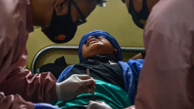 عملية ختان طفل في أندونيسيا. 