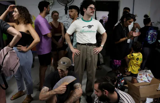 इरानले क्षेप्यास्त्र प्रहार गरेपछि इजरेलको तेल अभिभ सहरमा मानिसहरू आश्रय लिँदै