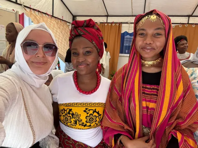 Альбина жергиликтүү кыздар менен