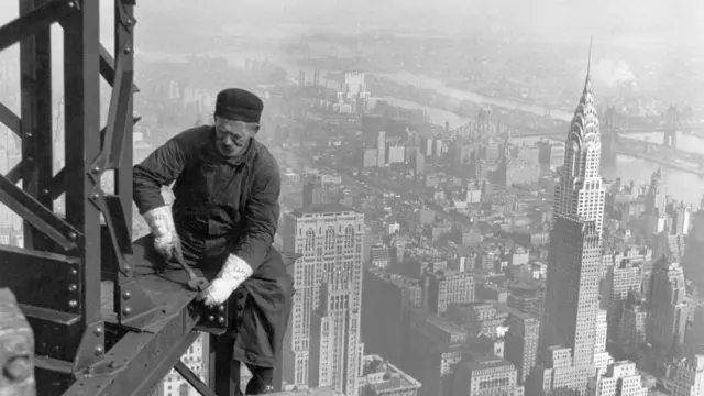 Foto de 1930 mostra operário fazendo a estrutura metálica do Empire State. Foto de Lewis Hine, hoje em Domínio Público