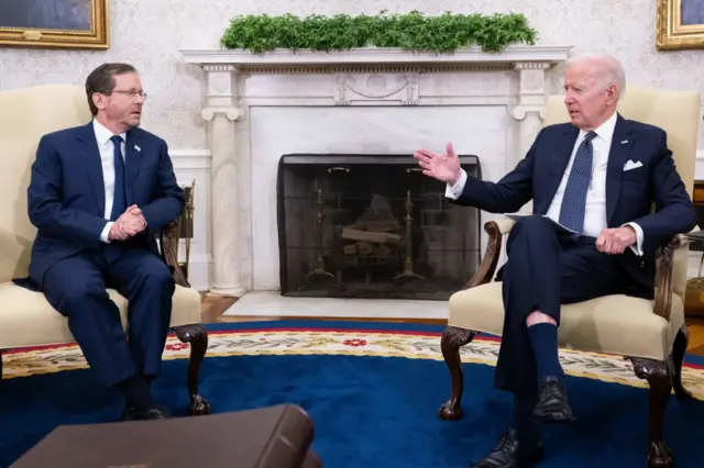 इसराइल के राष्ट्रपति राष्ट्रपति हर्ज़ोग के साथ अमेरिकी राष्ट्रपति जो बाइडन