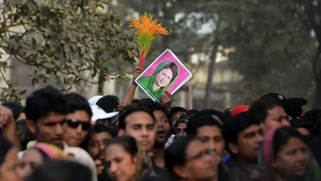 ঢাকার এভারকেয়ার হাসপাতালে চিকিৎসাধীন সাবেক প্রধানমন্ত্রী খালেদা জিয়ার শারীরিক অবস্থা নিয়ে তার সমর্থকদের মধ্যে উদ্বেগ আছে